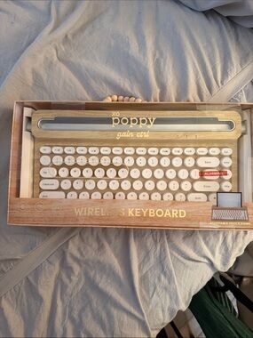 Poppy Retro Wireless Keyboard in Cream with Wood Accent